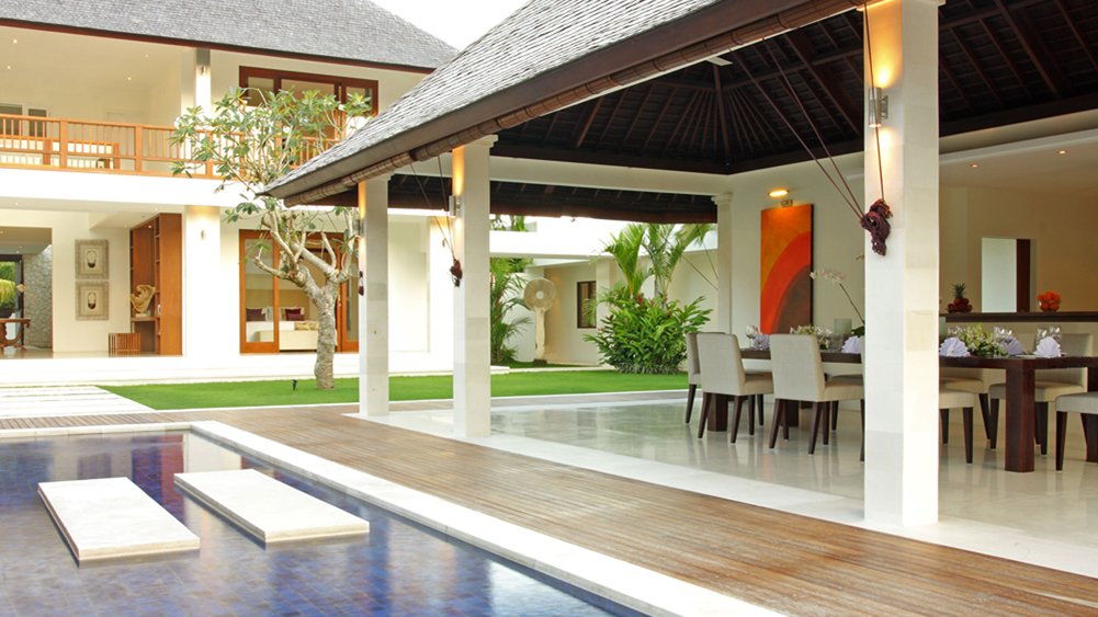 Villa Asante - Pool side dining area